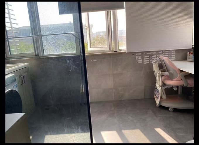 玲珑小区多层2楼送大车库自住精装全送