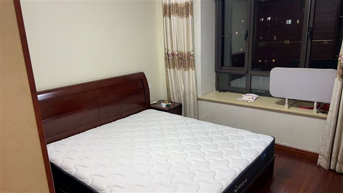 白金湾中层二室二卫3000元/月