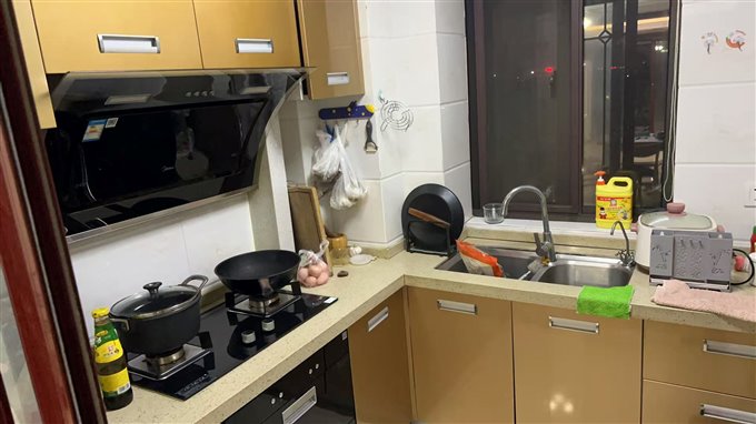 白金湾中层二室二卫3000元/月