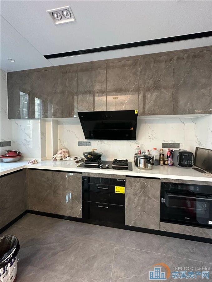 洋房天铂佳苑132平精装带车位160万