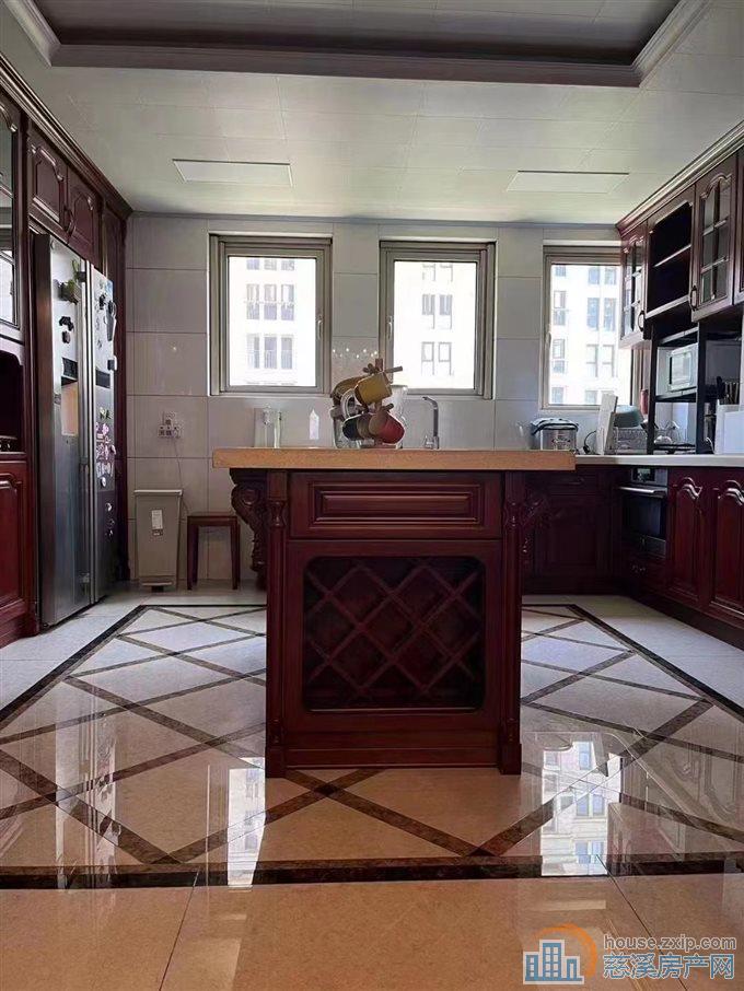 太子湾洋房7楼253平2只车位608万