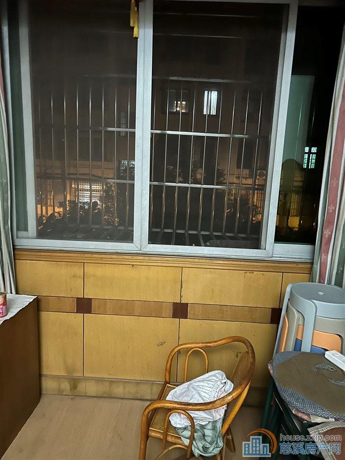 金山新村中学边2楼68平精装修62·8万