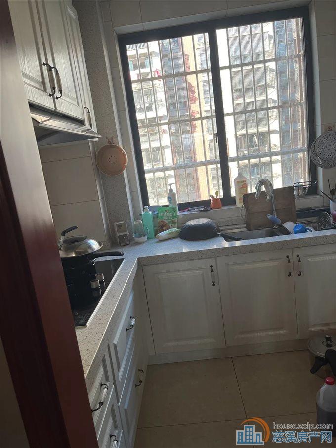 兴隆苑带车位杂物间精装修122平150万