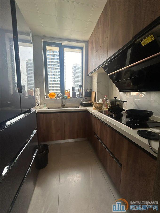 悦城玖号花园 现代精装 楼层好 东边套