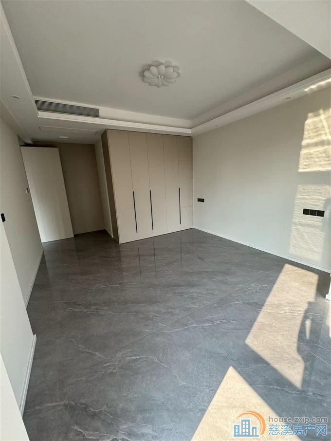 鸣北小区103平150万带车位全新精装修