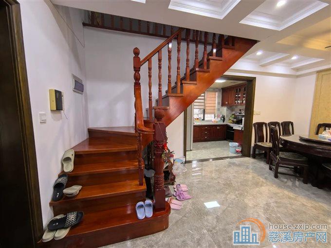 星光家园174.09平130.8万带路台