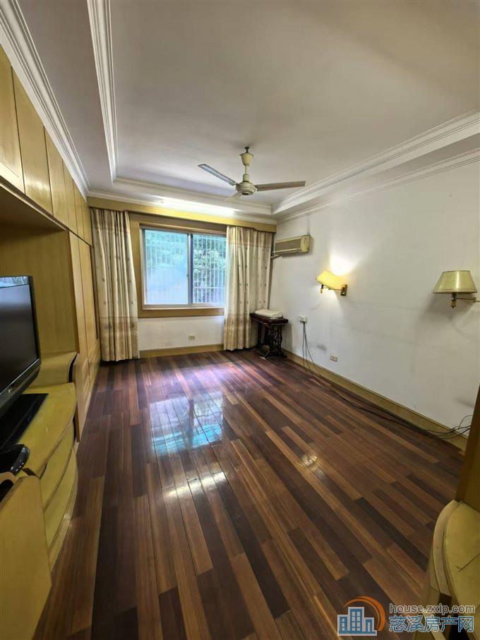 金东北苑135平110万带大车库精装