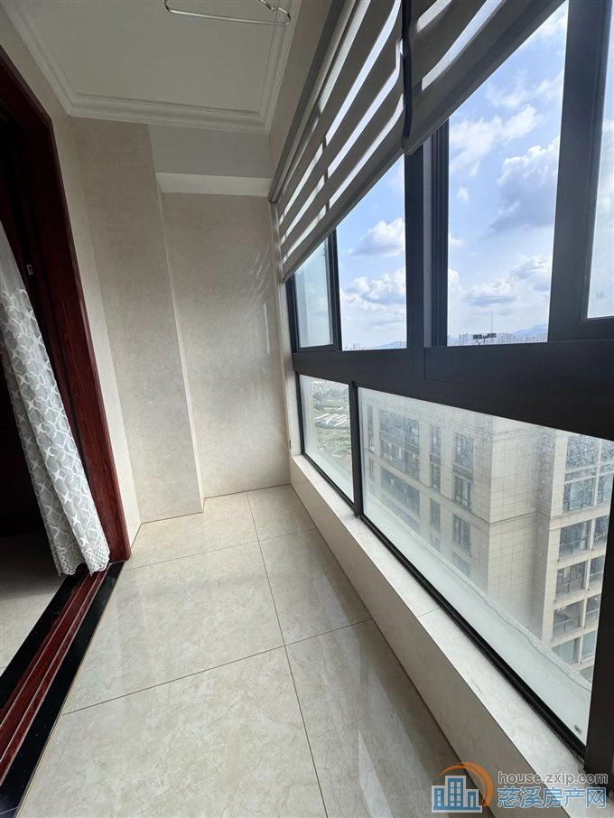 峙山庄园 满2年 精装修 带一个车位