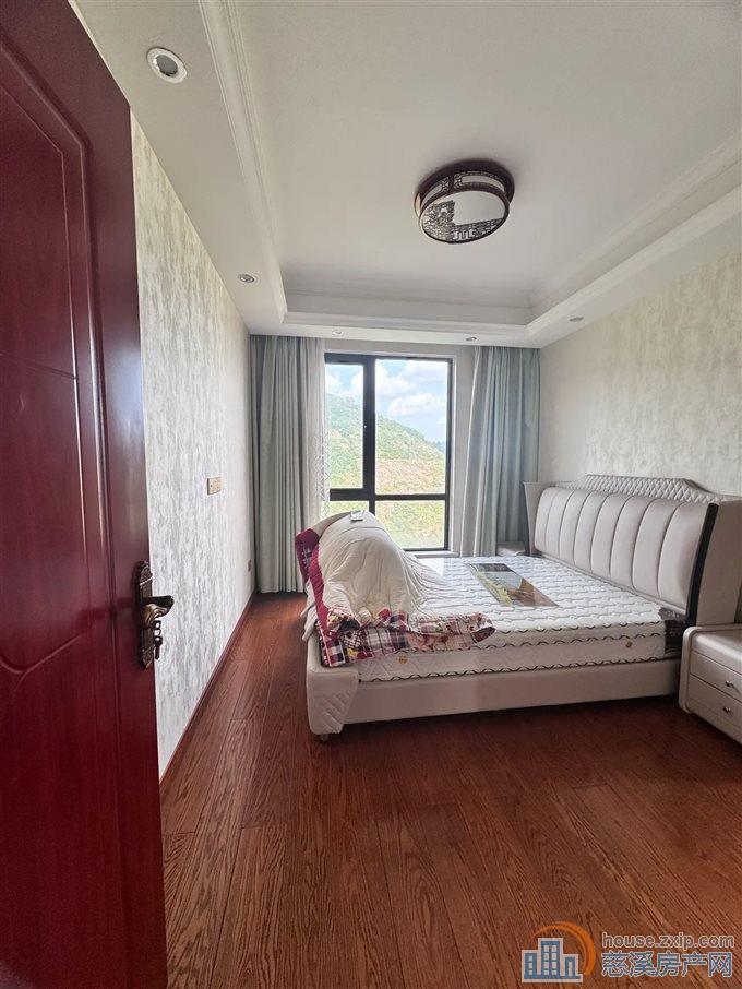 峙山庄园 满2年 精装修 带一个车位