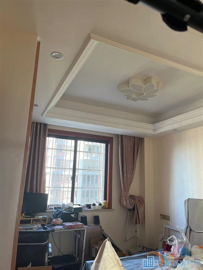 兴隆苑带车位杂物间精装修122平150万