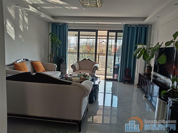 天誉华府141平精装三室4200元/月