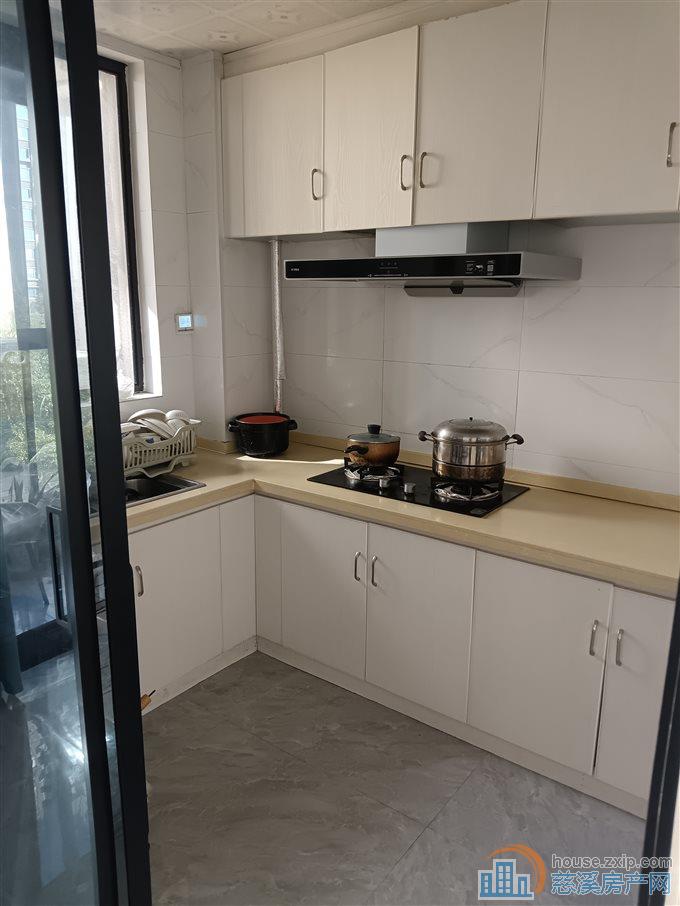 天誉华府141平精装三室4200元/月