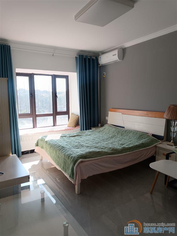 天誉华府141平精装三室4200元/月