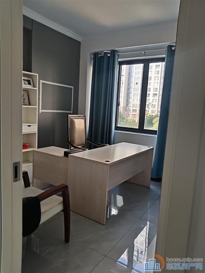 天誉华府141平精装三室4200元/月