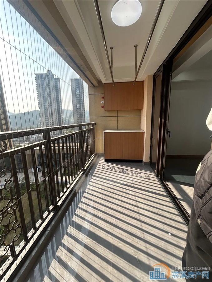 江滨之城240平精装未住过418万双车位