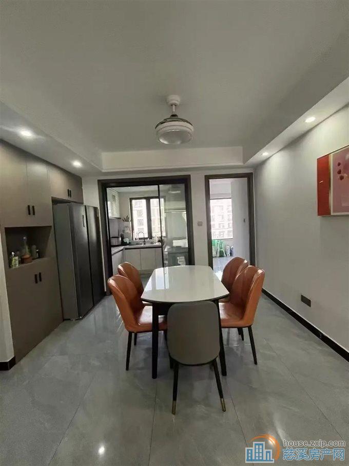 阅江府133平245万边套满五唯一