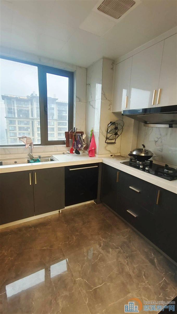 悦华府 品牌精装140平方235万带车位