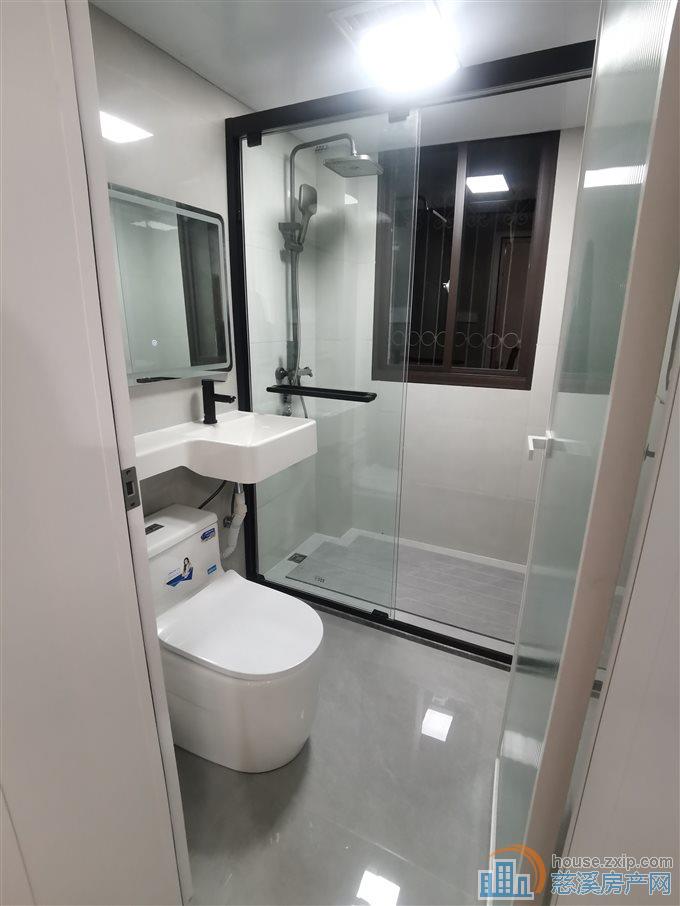 金山新村3楼72平+储藏间精装直接钥匙在