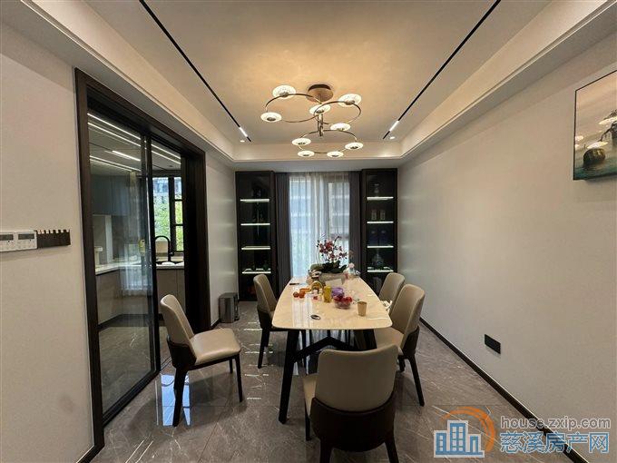 珑玥府143平精装修带车位300万