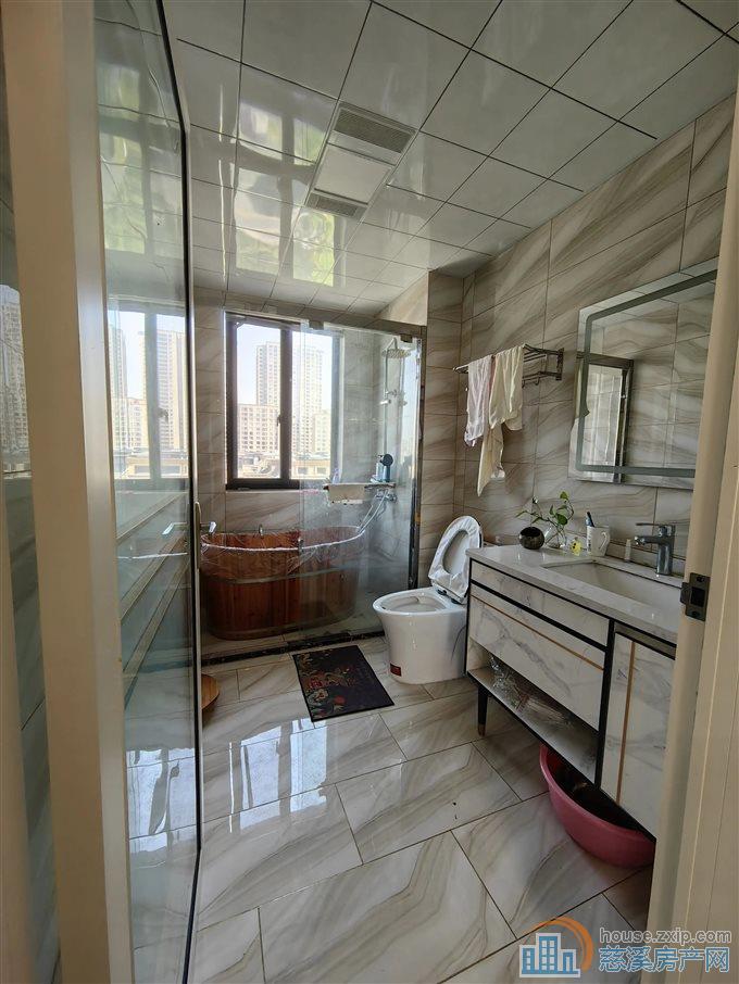 兴隆苑 精装电梯房122平方160万车位