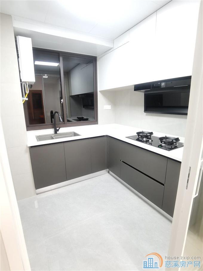 金山新村3楼72平+储藏间精装直接钥匙在