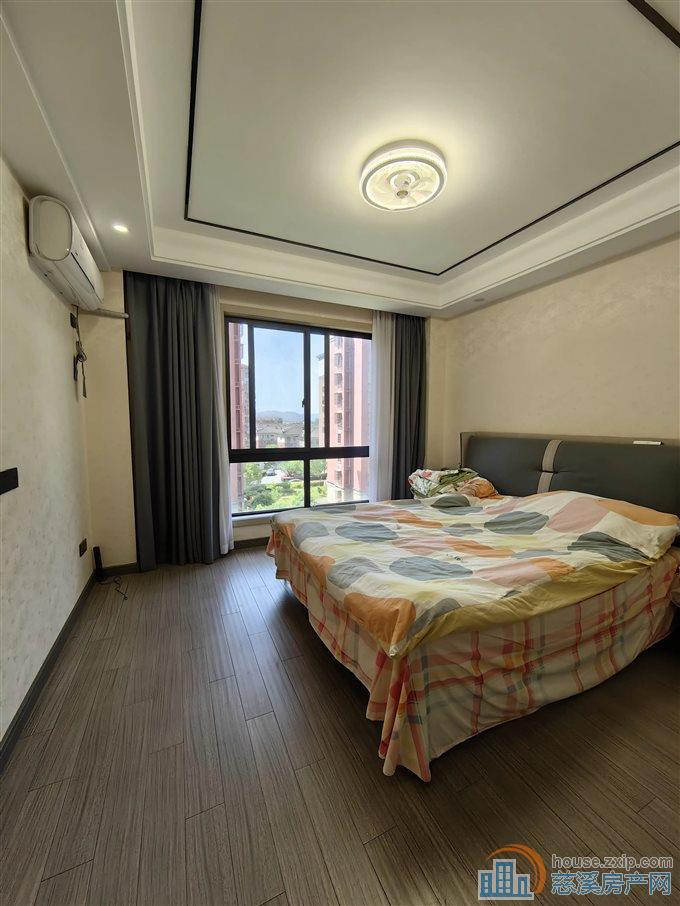 兴隆苑 精装电梯房122平方160万车位