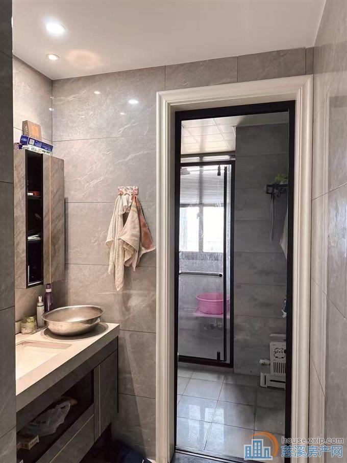 特价鸣北小区带车位杂物间豪华装修