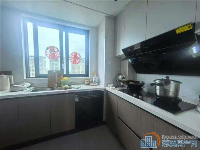 吾悦悦华府居家精装修非常清爽西边套