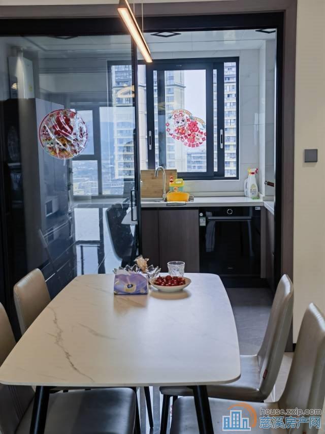 吾悦华府豪装141平方拎包入住