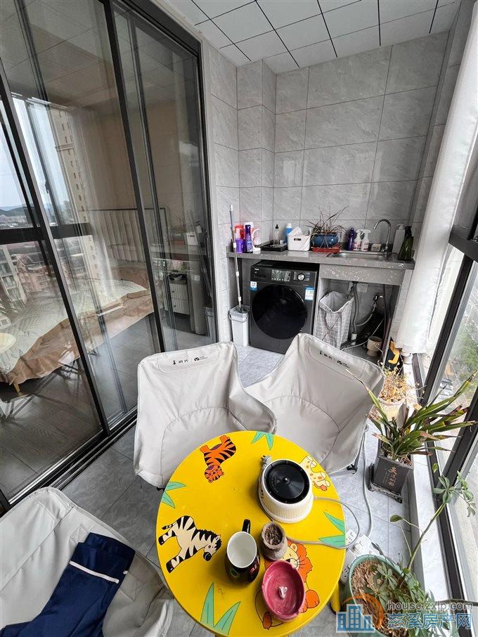 鸣北小区103平142万带充电桩车位