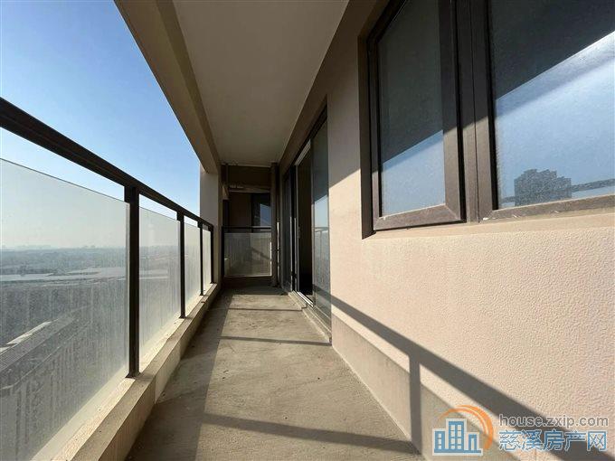 保利俯院江南 毛坯141平方170万