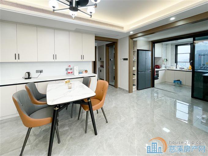 江滨之城141平239万带车位精装修