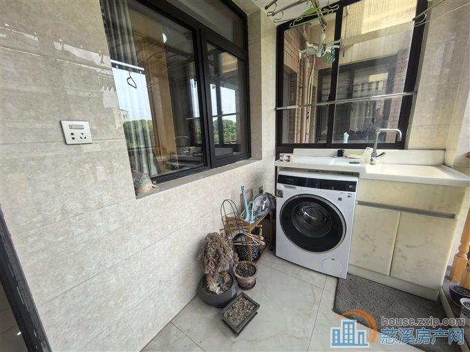 旦山雅筑138平208万带车位实验书包