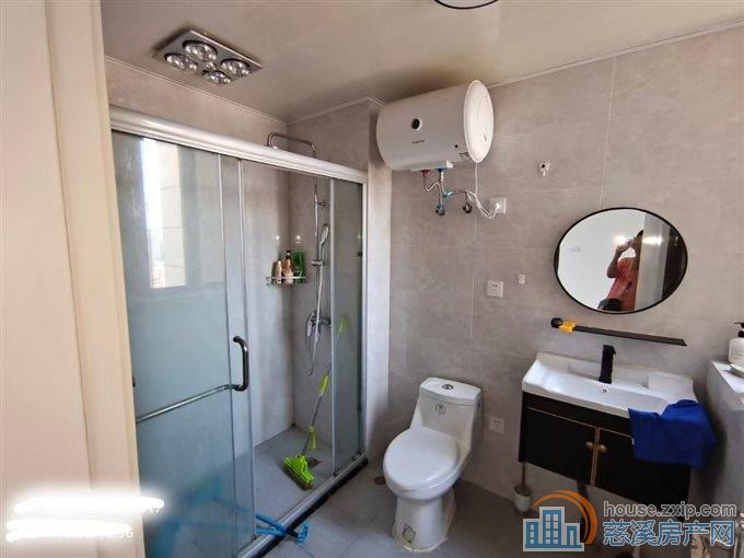 鸣北小区南区105平车位129万精装