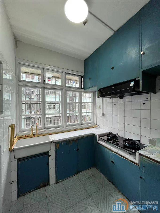 城东新村三楼翻新装修二室1300元/月