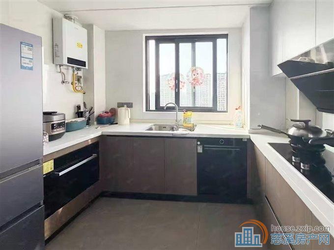 吾悦华府B区141平方精装位置好216万