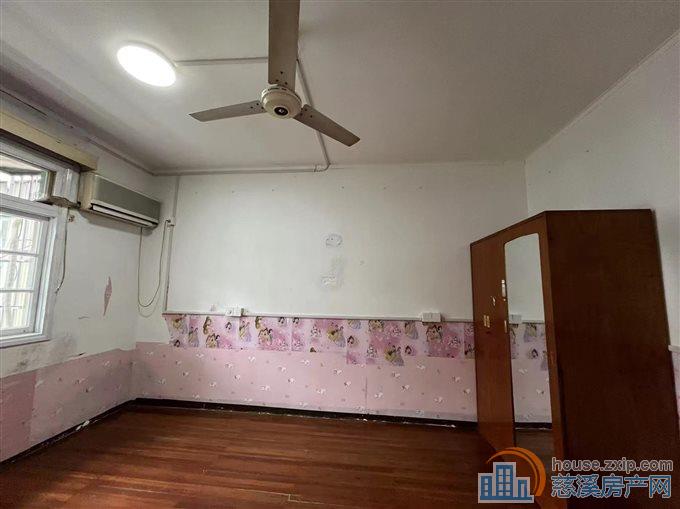 城东新村三楼翻新装修二室1300元/月