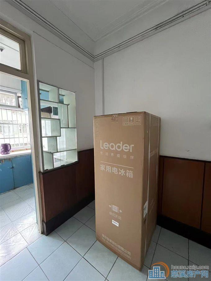 城东新村三楼翻新装修二室1300元/月