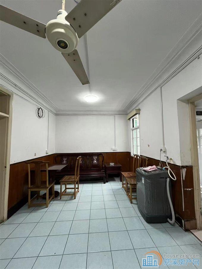 城东新村三楼翻新装修二室1300元/月