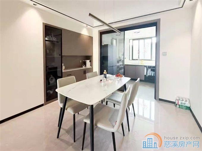 吾悦华府B区141平方精装位置好216万