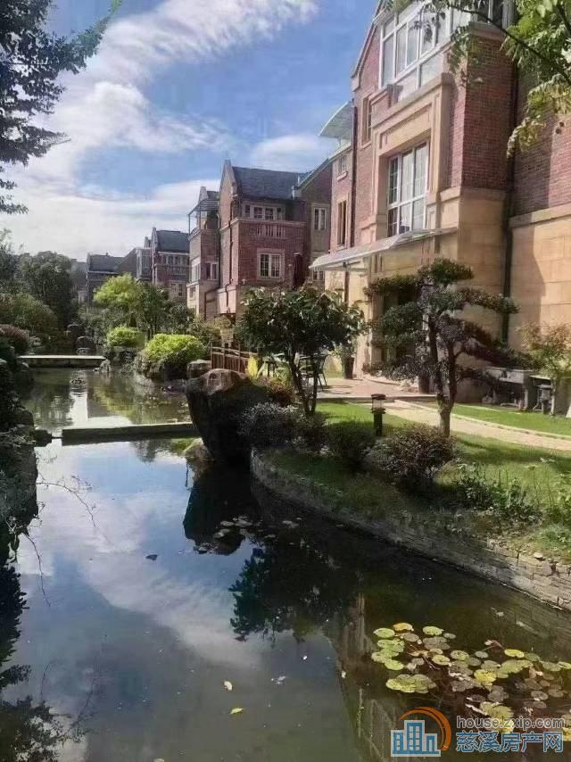 伊顿别墅2通4产证462平白胚608万