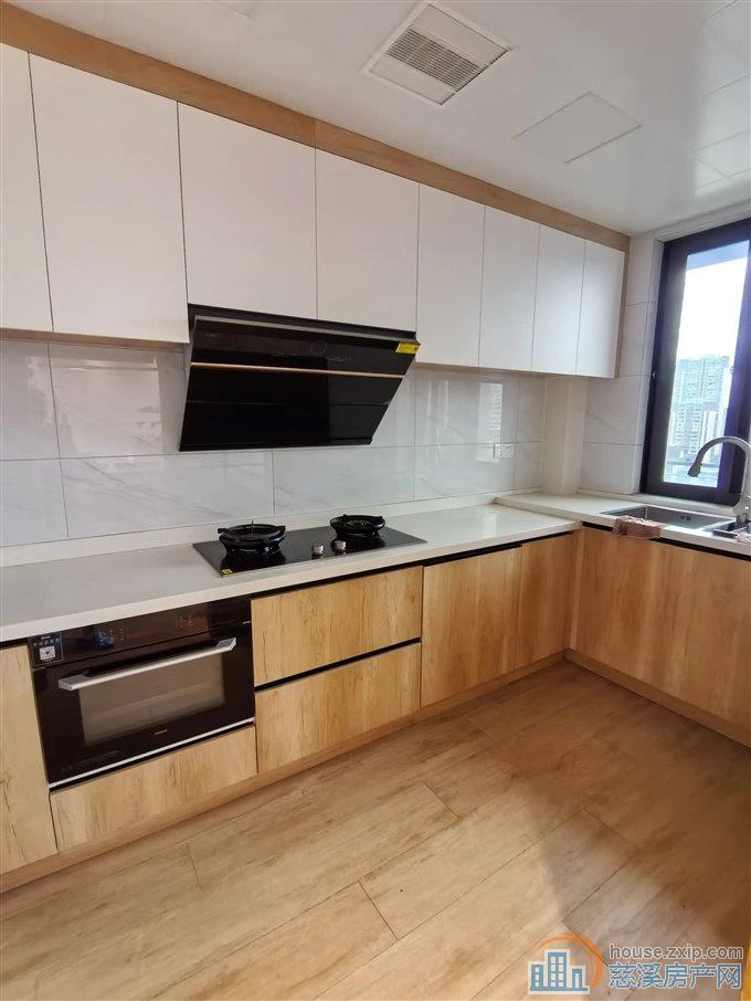 金仕华庭142平精装修原木风230万