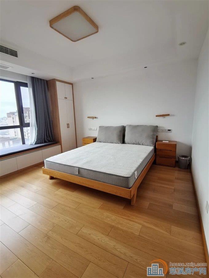 金仕华庭142平精装修原木风230万