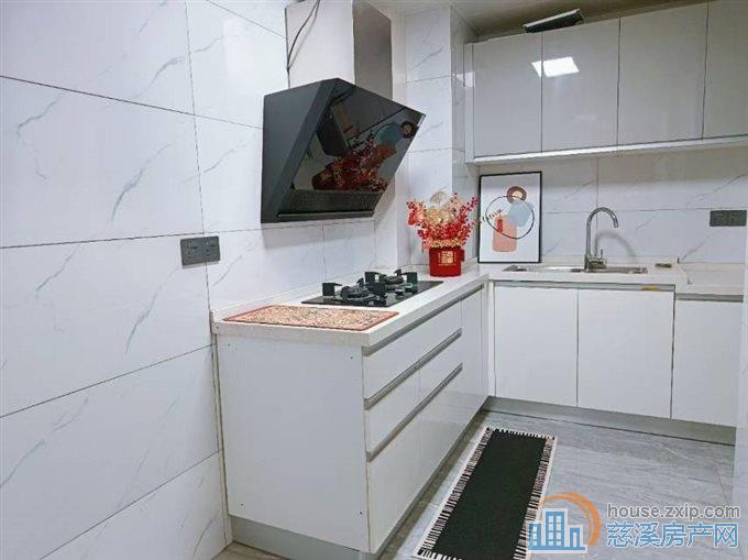 峙山庄园135.1平121万三房满2年