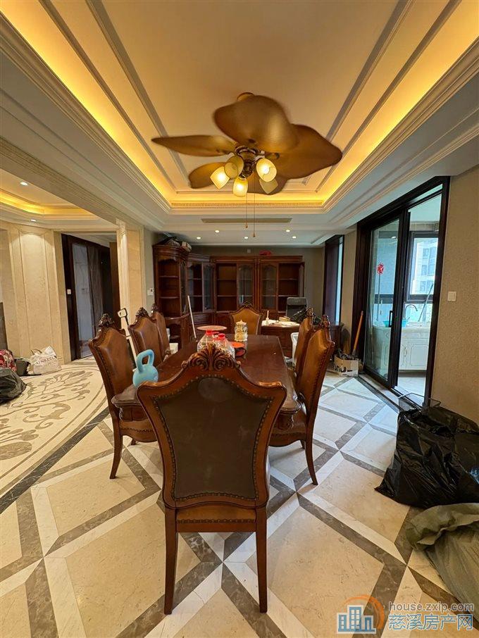 金地鸿悦 240平 精装 338万