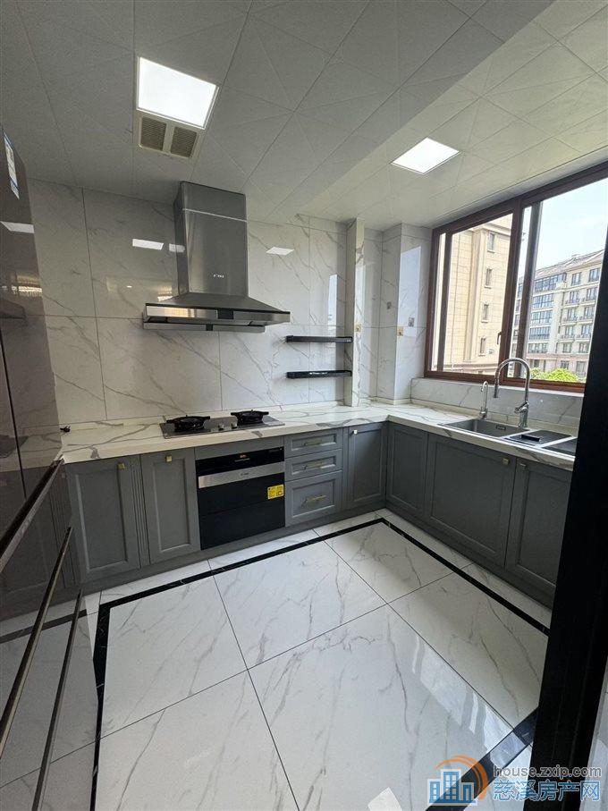 鸿景苑电梯洋房好楼层精装车位储藏间