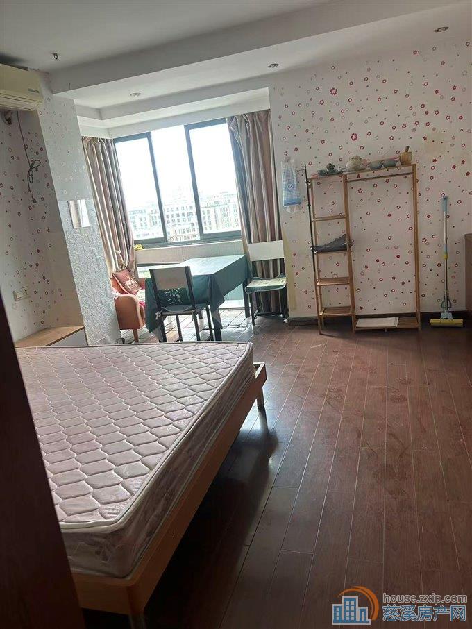 富丽湾朝南一室一厅精装1300元直接钥在