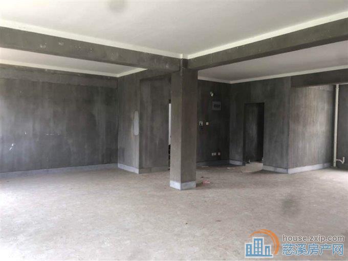 东兴苑 毛坯133平方 双车位 杂物间