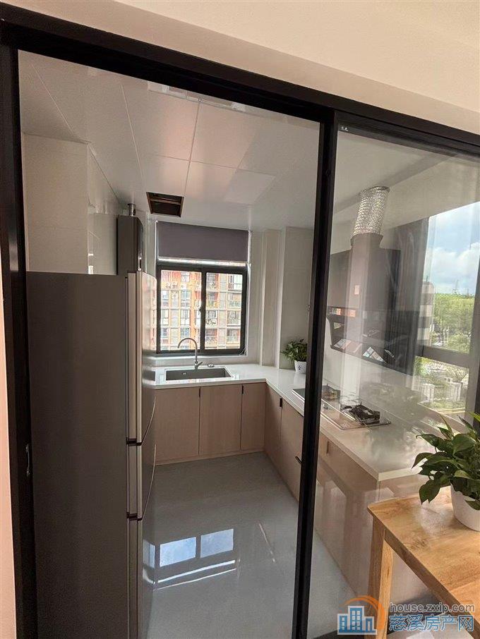 双和家苑中楼层精装一室一厅2100元