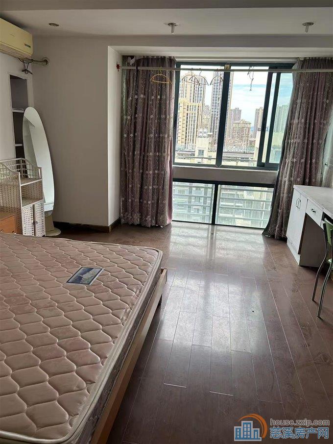 富丽湾朝南一室一厅精装1300元直接钥在